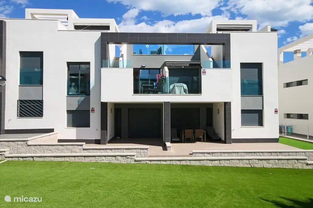 Ons appartement met zicht op zwembad en tuin.