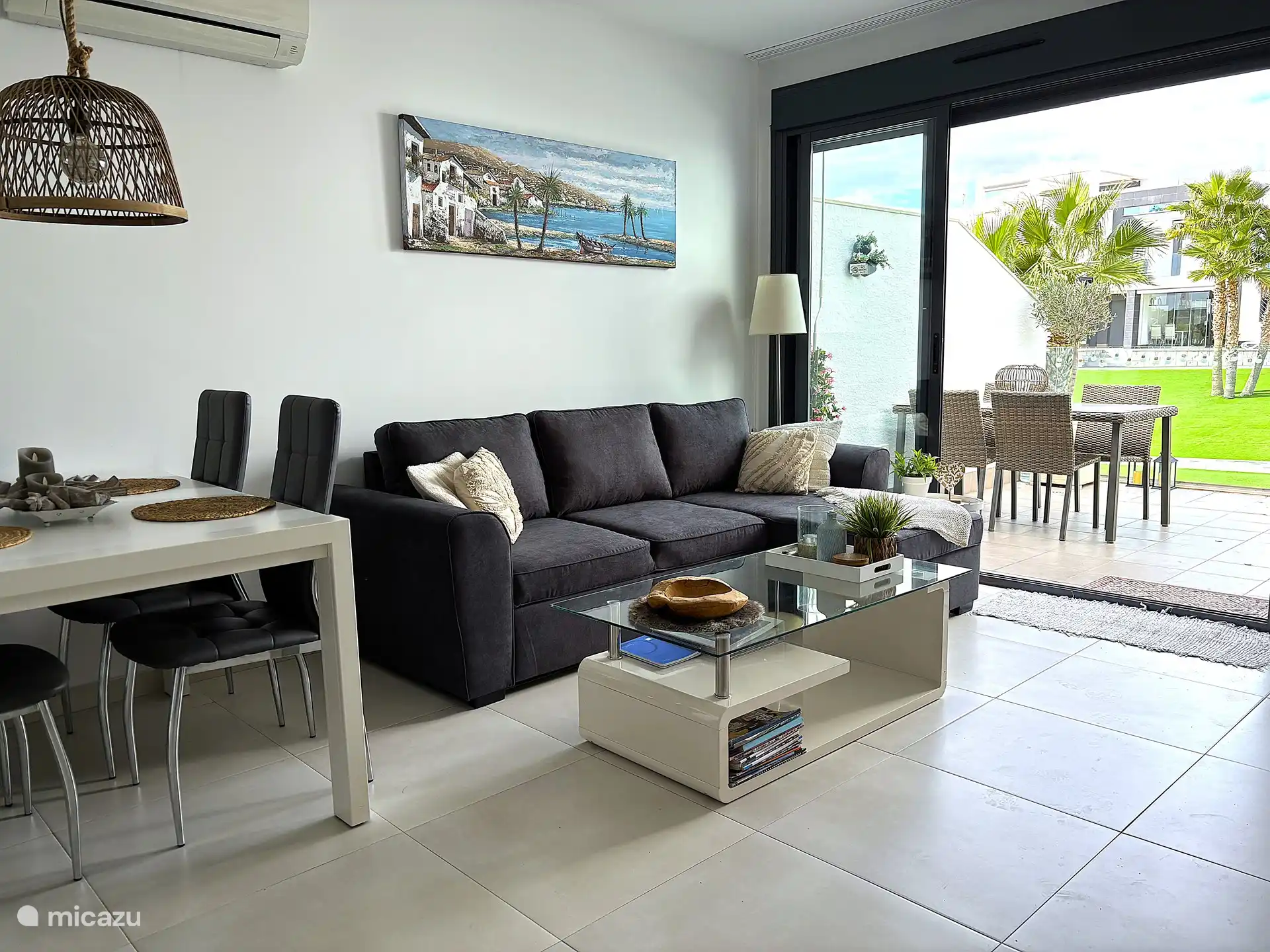 Woonkamer met sofa, TV en salontafel