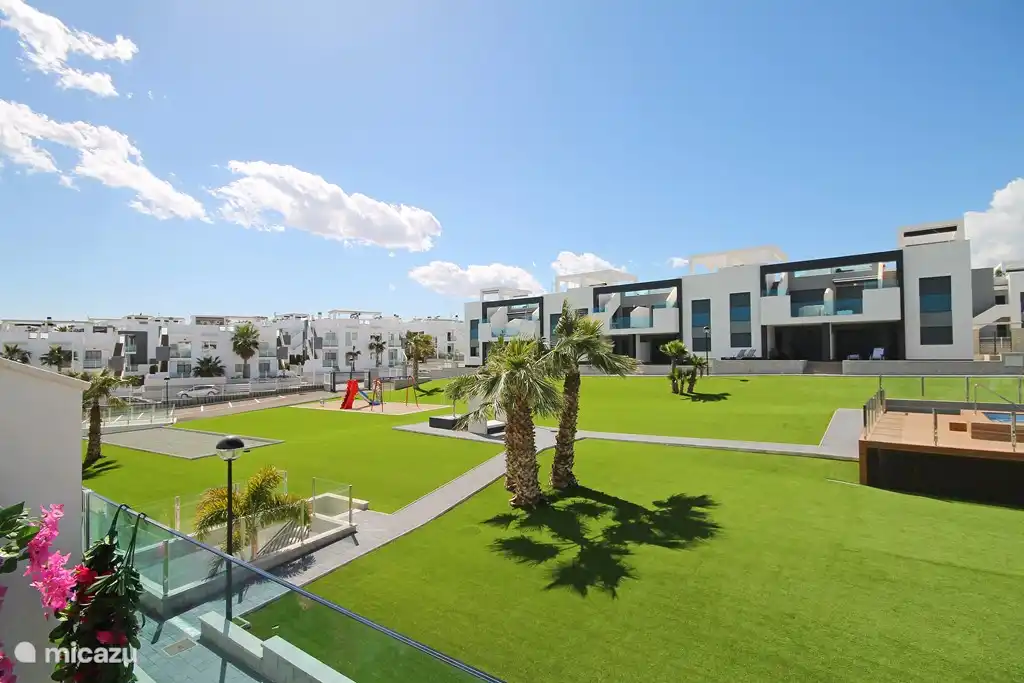 Tuin met kinderspeelplaats, jeux des boulesbaan.
