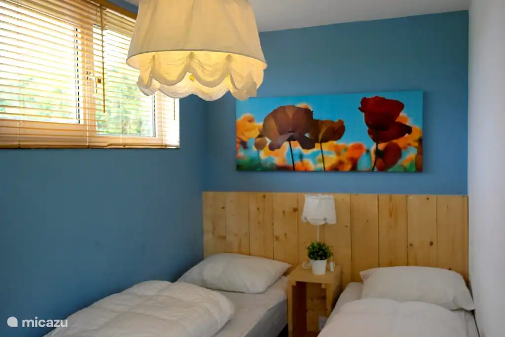 Deuxième chambre confortablement meublée