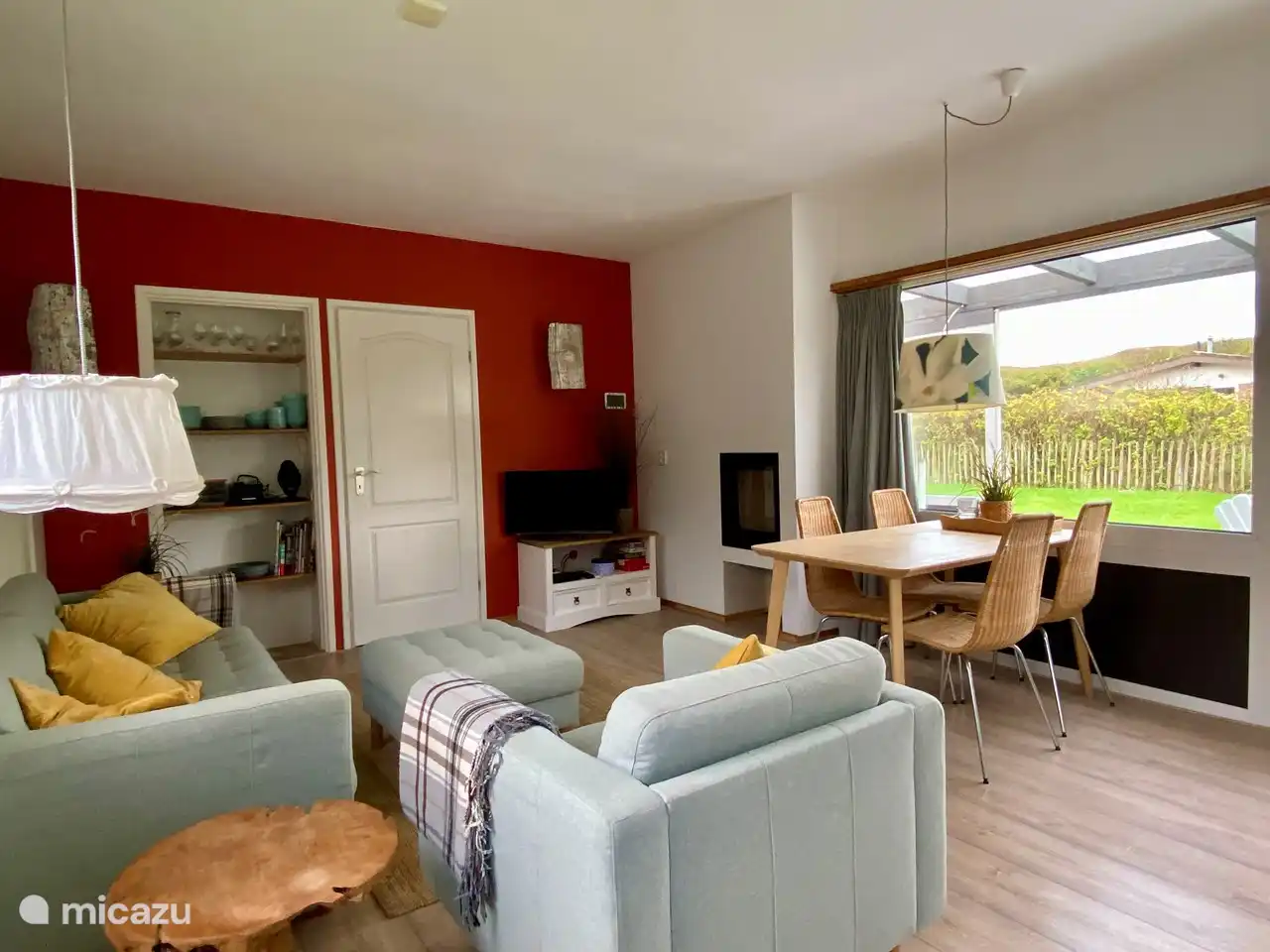 Salon avec foyer au bois encastré