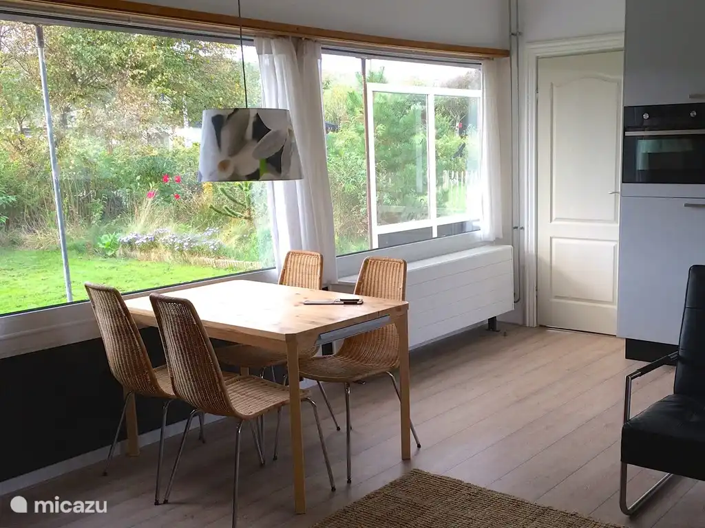 Salon lumineux avec vue sur les dunes