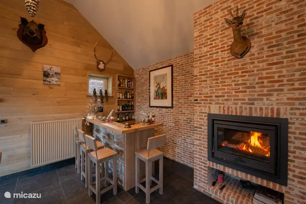 Bar angrenzendes Haus