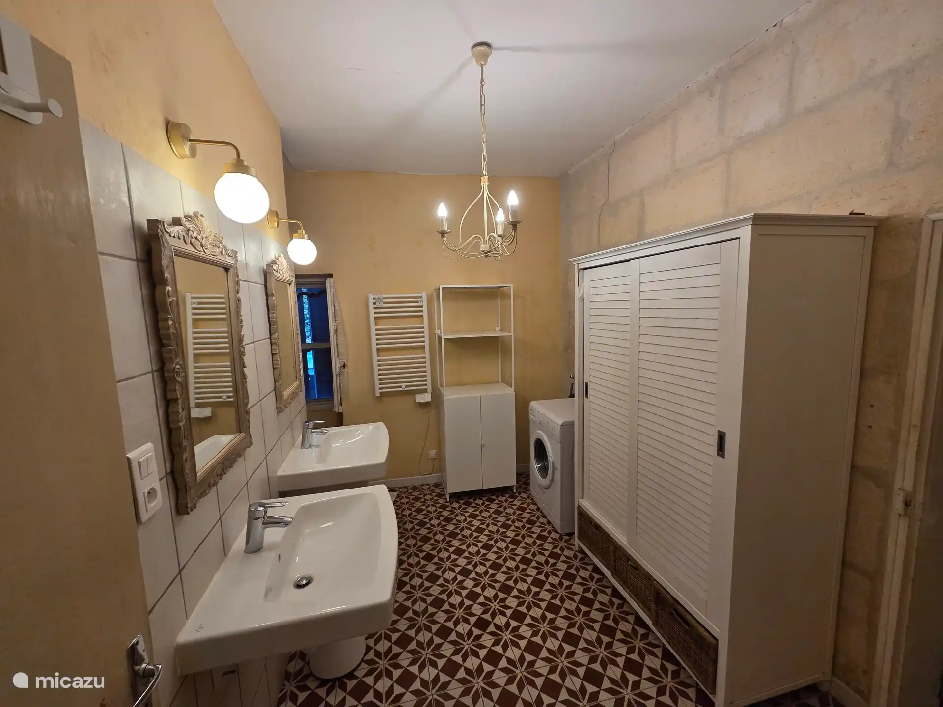 badkamer 1 met regen inloopdouche, wasmachine, toilet en 2 wasbakken 