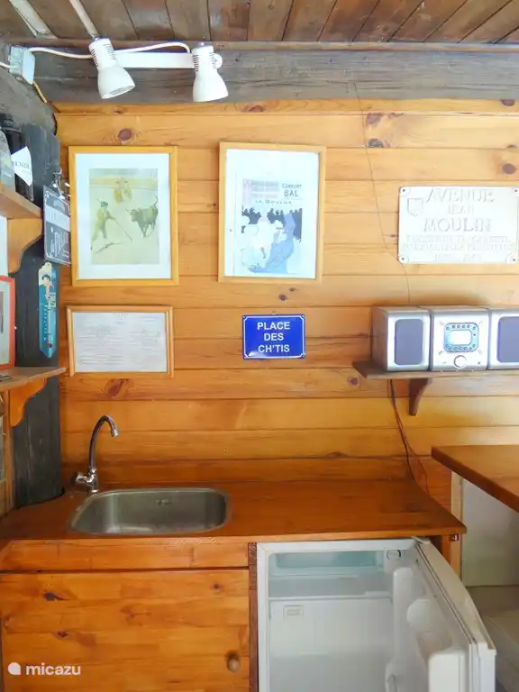 bar avec évier et réfrigérateur