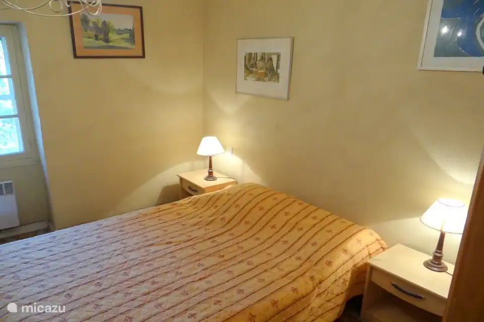 Chambre avec salle de bain attenante