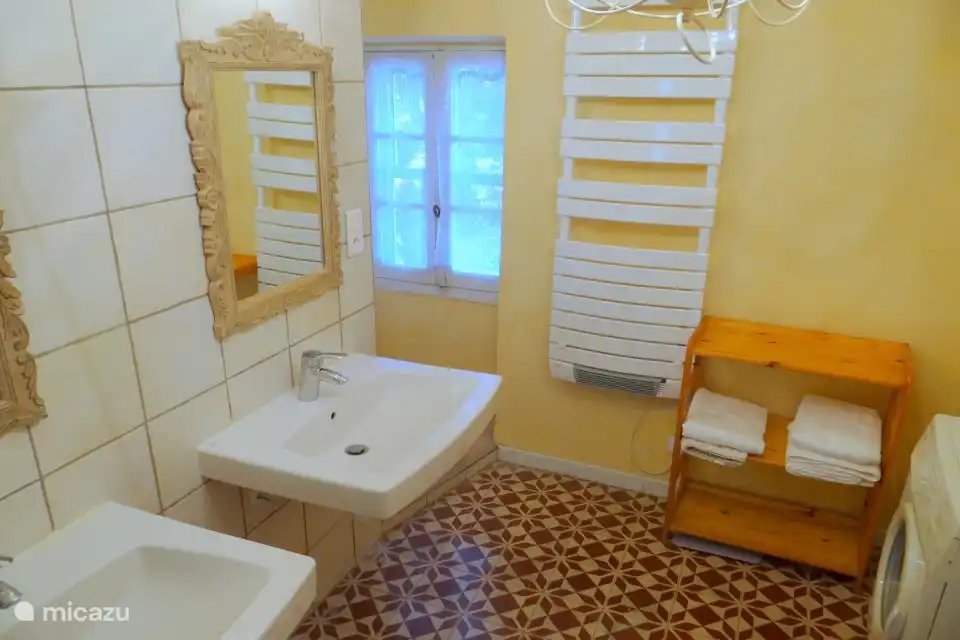 Salle de bain avec douche pluie à l'italienne