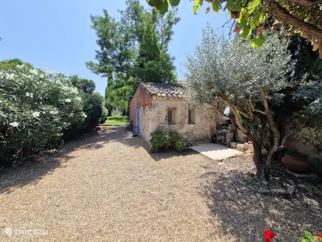 Location de Vacances France, Bouches-du-Rhône, Saint-Étienne-du-Grès, maison de vacances - Maison avec piscine privée et jardin Deuxième chambre avec salle de bain
