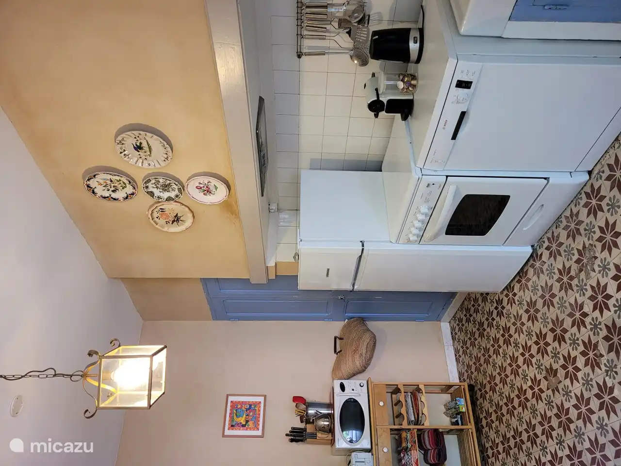 réfrigérateur, cafetière Nespresso, four, micro-ondes, cuisinière à gaz, lave-vaisselle