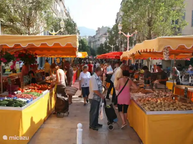 Location de Vacances France, Bouches-du-Rhône, Saint-Étienne-du-Grès, maison de vacances - Maison avec piscine privée et jardin Marché à Saint Rémy de Provence