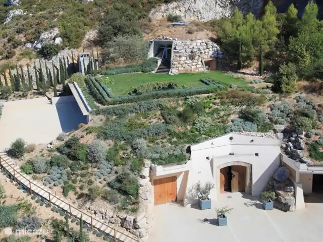 Location de Vacances France, Bouches-du-Rhône, Saint-Étienne-du-Grès, maison de vacances - Maison avec piscine privée et jardin Domaine viticole Château Romanin