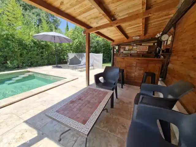 Location de Vacances France, Bouches-du-Rhône, Saint-Étienne-du-Grès, maison de vacances - Maison avec piscine privée et jardin Piscine privée avec pool house