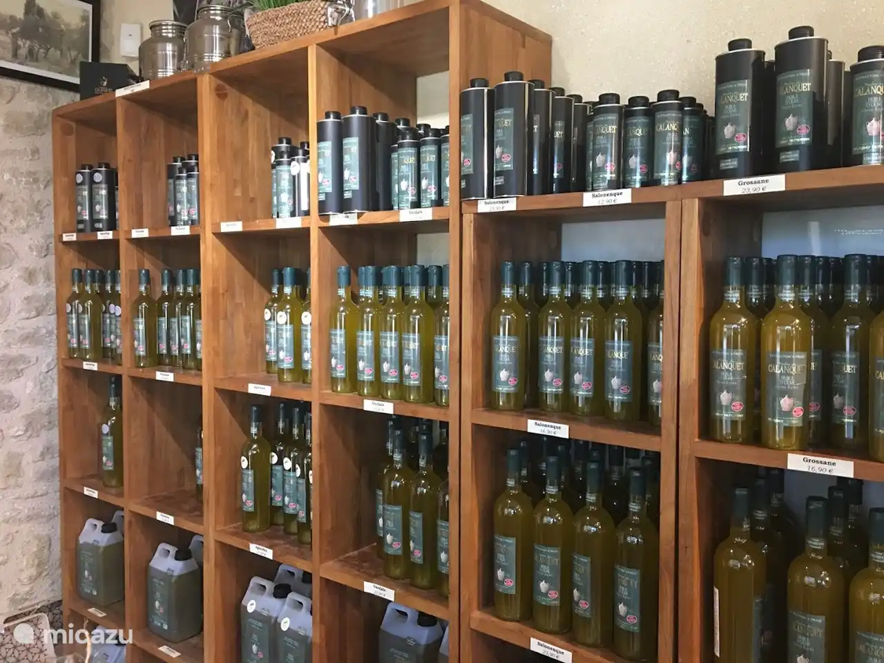 Procurez-vous de l'huile d'olive locale chez l'agriculteur Moulin à huile d'olive du Calanquet à 6 minutes en voiture