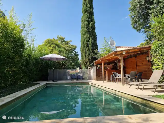 Location de Vacances France, Bouches-du-Rhône, Saint-Étienne-du-Grès, maison de vacances - Maison avec piscine privée et jardin Piscine privée