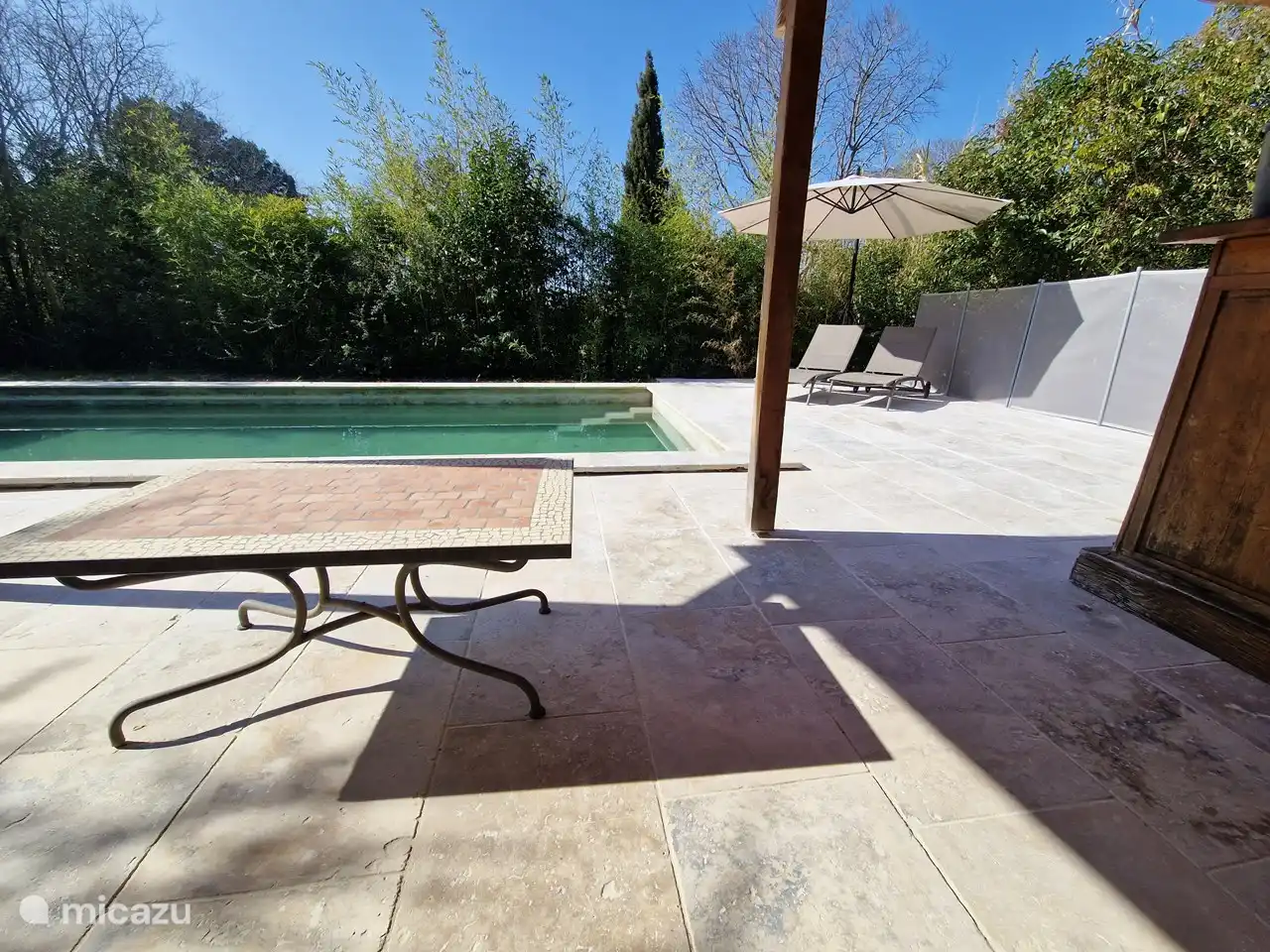 Espace lounge et transats à disposition