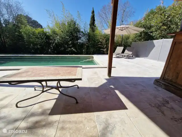 Location de Vacances France, Bouches-du-Rhône, Saint-Étienne-du-Grès, maison de vacances - Maison avec piscine privée et jardin Espace lounge et transats à disposition