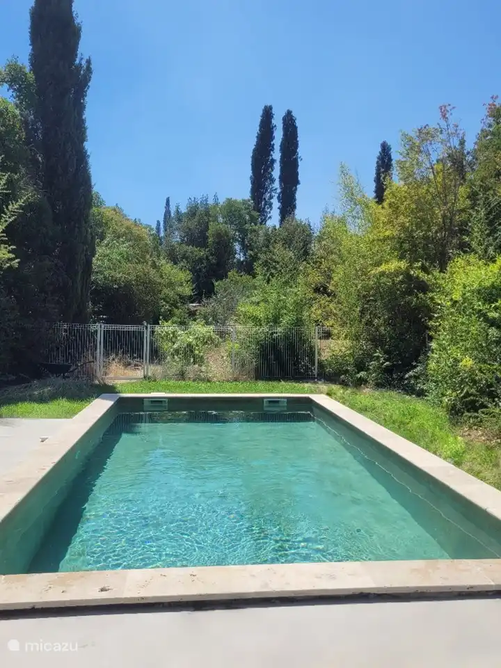 Beau jardin avec piscine privée