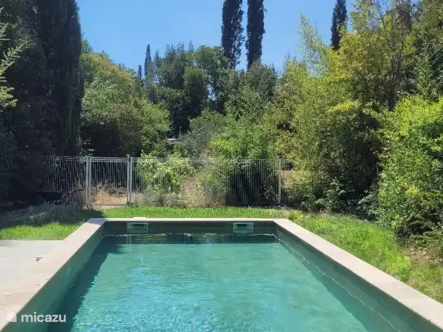 Location de Vacances France, Bouches-du-Rhône, Saint-Étienne-du-Grès, maison de vacances - Maison avec piscine privée et jardin Beau jardin avec piscine privée