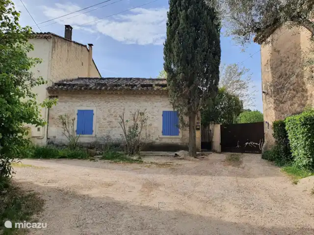 Location de Vacances France, Bouches-du-Rhône, Saint-Étienne-du-Grès, maison de vacances - Maison avec piscine privée et jardin Façade maison