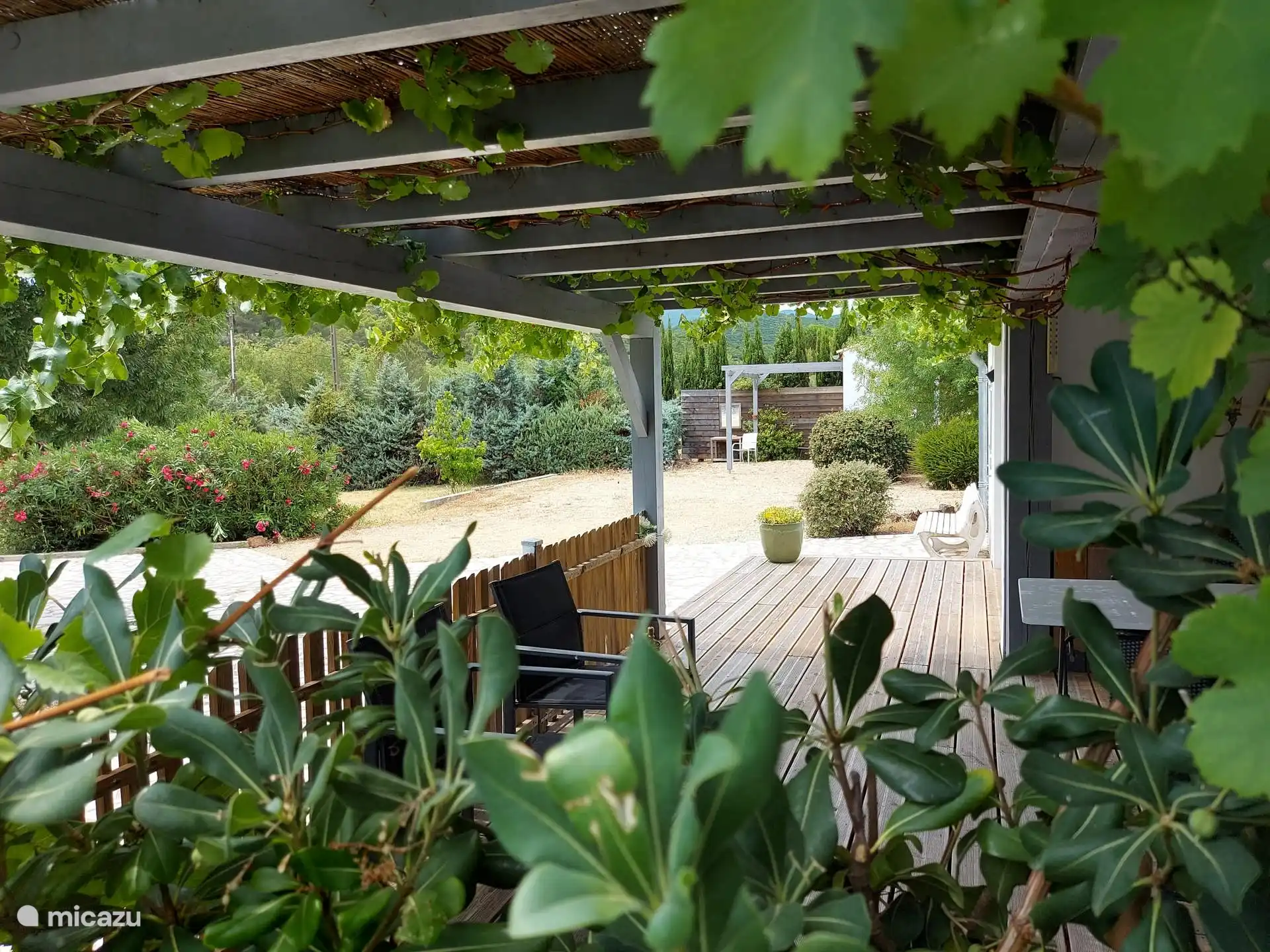 Pergola delantera con terraza extendida