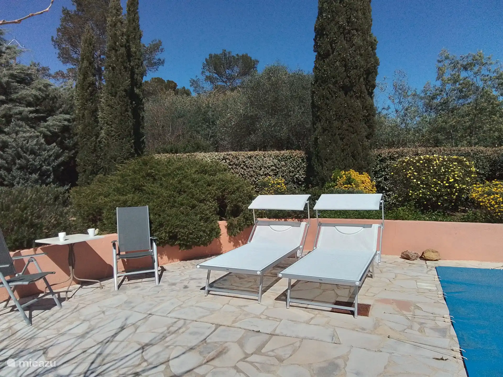 Naast het koffiehoekje twee splinter nieuwe groot formaat zonnebedden
met zonnekap