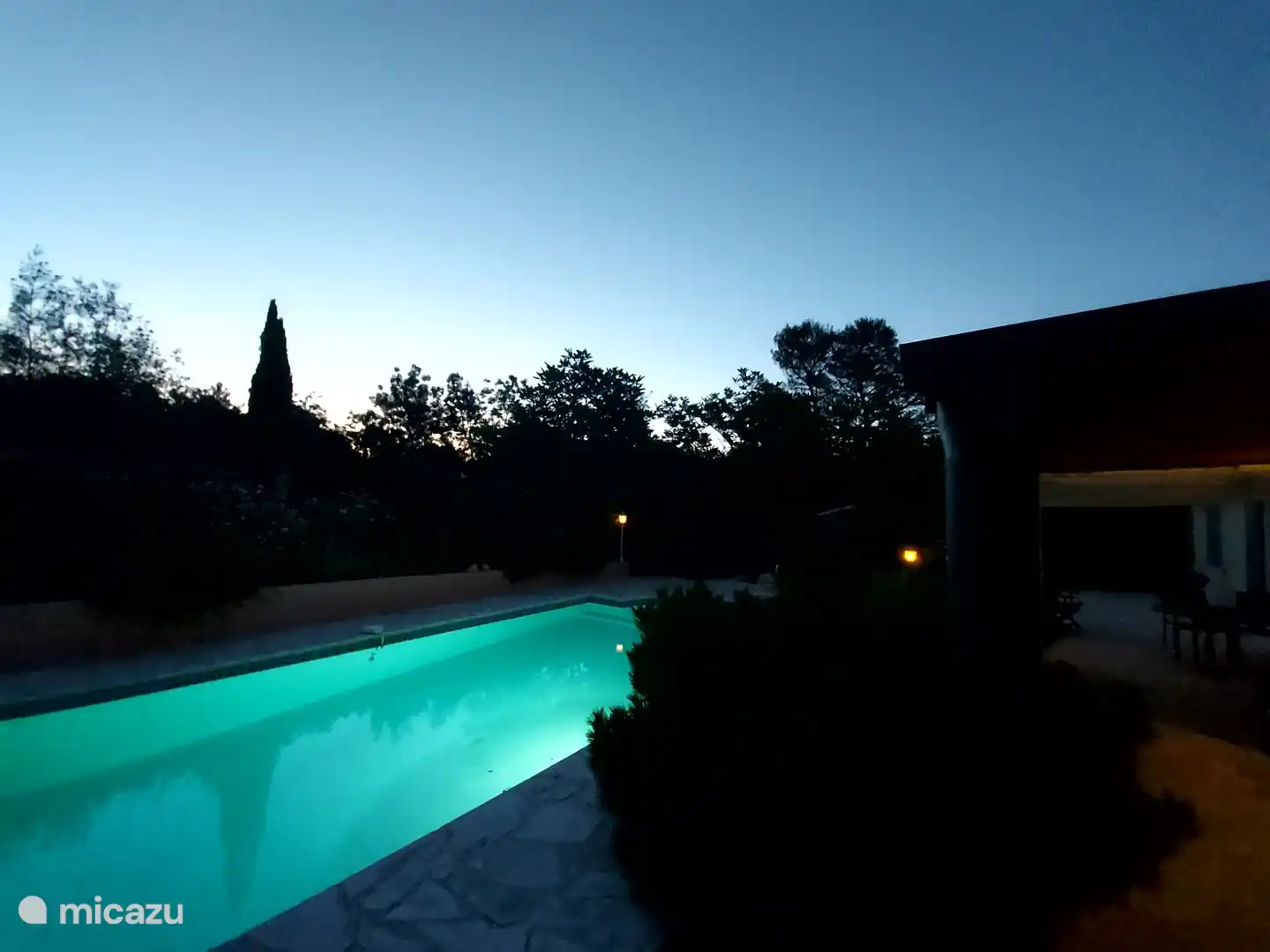 Piscina con luz submarina para románticos