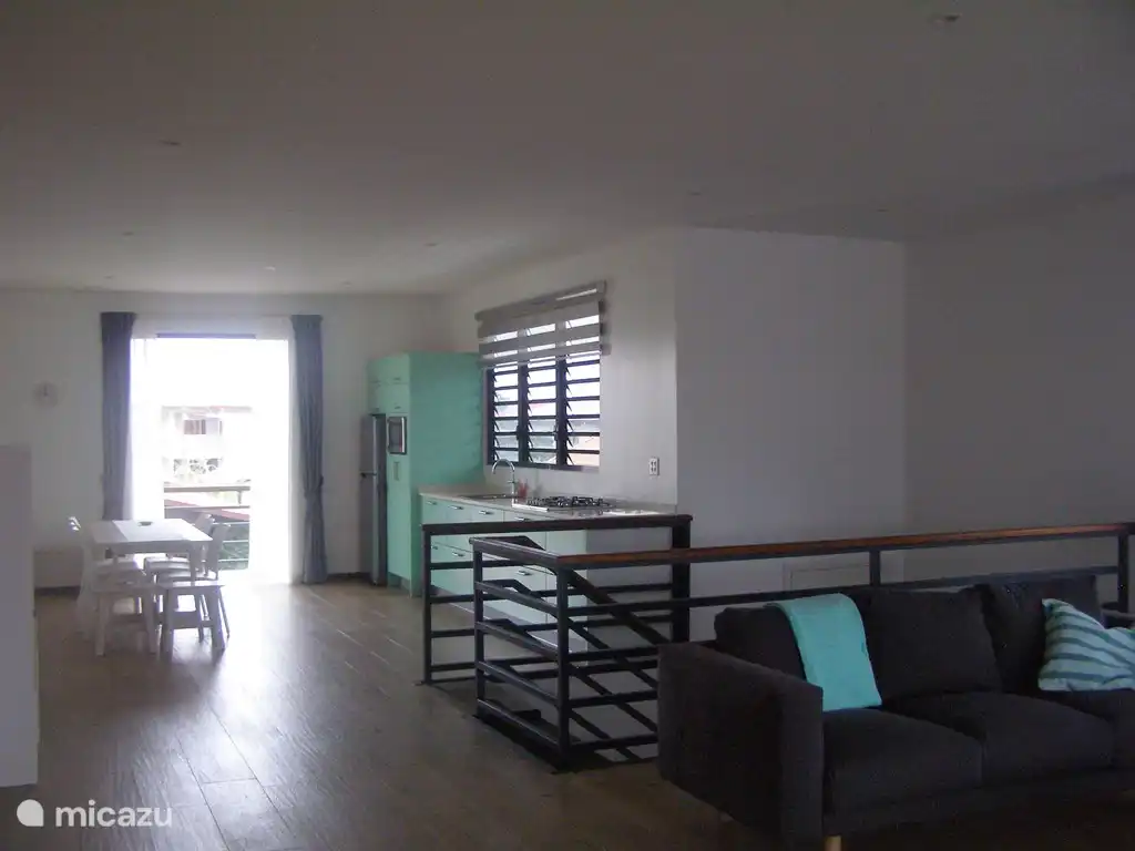 Die Treppe in der Mitte des Hauses hat ein abschließbares Treppentor.