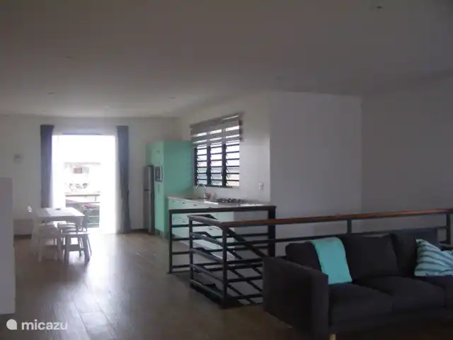 Location de Vacances Suriname, Paramaribo, Paramaribo, appartement - Icare VI l'escalier au milieu de la maison a une porte d'escalier verrouillable.