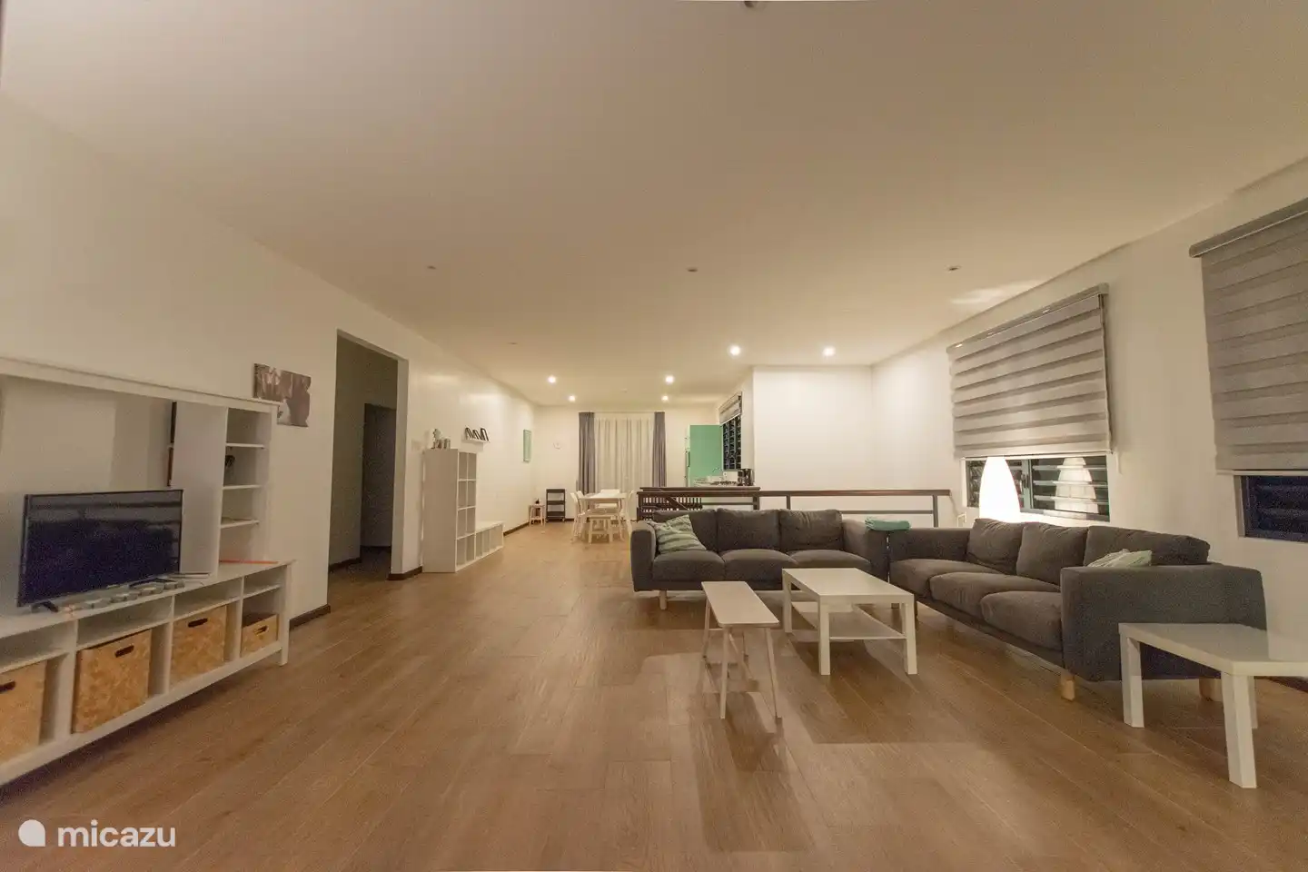 Das Wohnzimmer mit offener Küche.