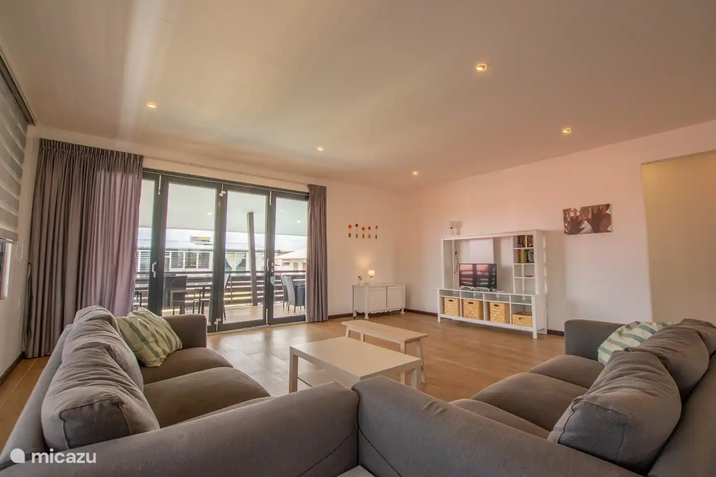 Der geräumige Sitzbereich mit vielen Schränken und einem Smart-TV mit gutem WLAN