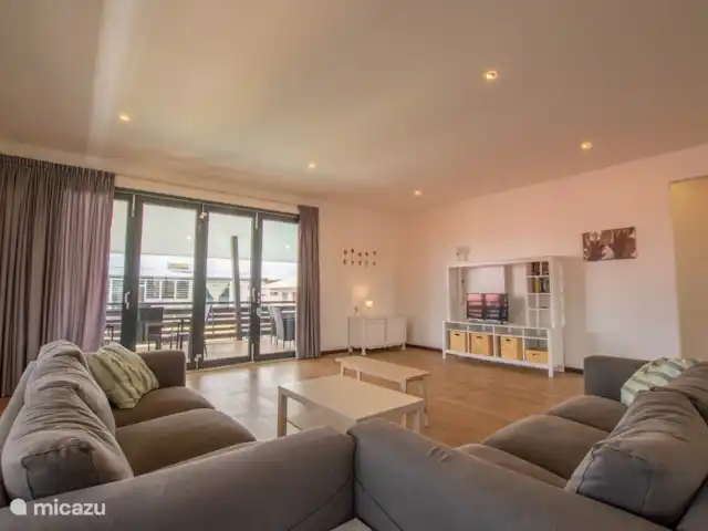 Location de Vacances Suriname, Paramaribo, Paramaribo, appartement - Icare VI Le coin salon spacieux, avec de nombreux placards de rangement et une télévision connectée avec une bonne connexion Wi-Fi