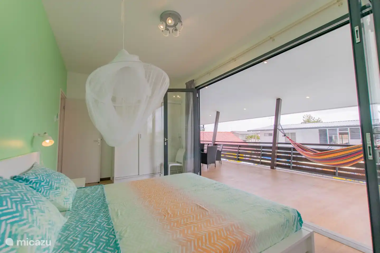 Von Schlafzimmer 1 aus können Sie die Türen zum hinteren Balkon aufklappen.