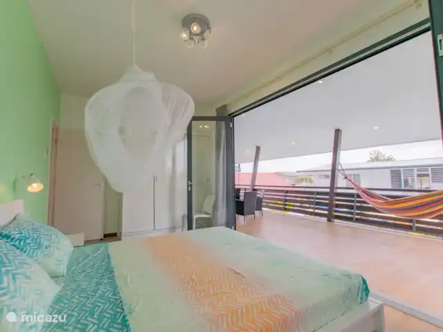 Location de Vacances Suriname, Paramaribo, Paramaribo, appartement - Icare VI de la chambre 1, vous pouvez ouvrir les portes du balcon arrière.