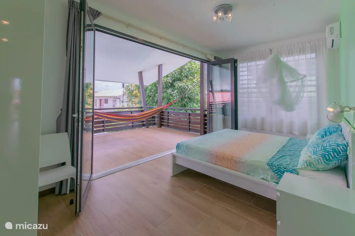 das schlafzimmer verfügt über geräumige einbauschränke mit regal und hängebereich