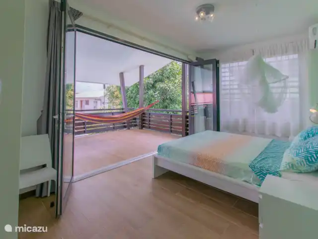 Location de Vacances Suriname, Paramaribo, Paramaribo, appartement - Icare VI la chambre a de grandes armoires encastrées avec des étagères et une penderie