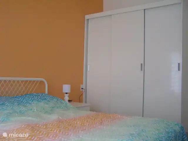 Location de Vacances Suriname, Paramaribo, Paramaribo, appartement - Icare VI La chambre à coucher 2 a des armoires encastrées avec une jambe et une penderie.