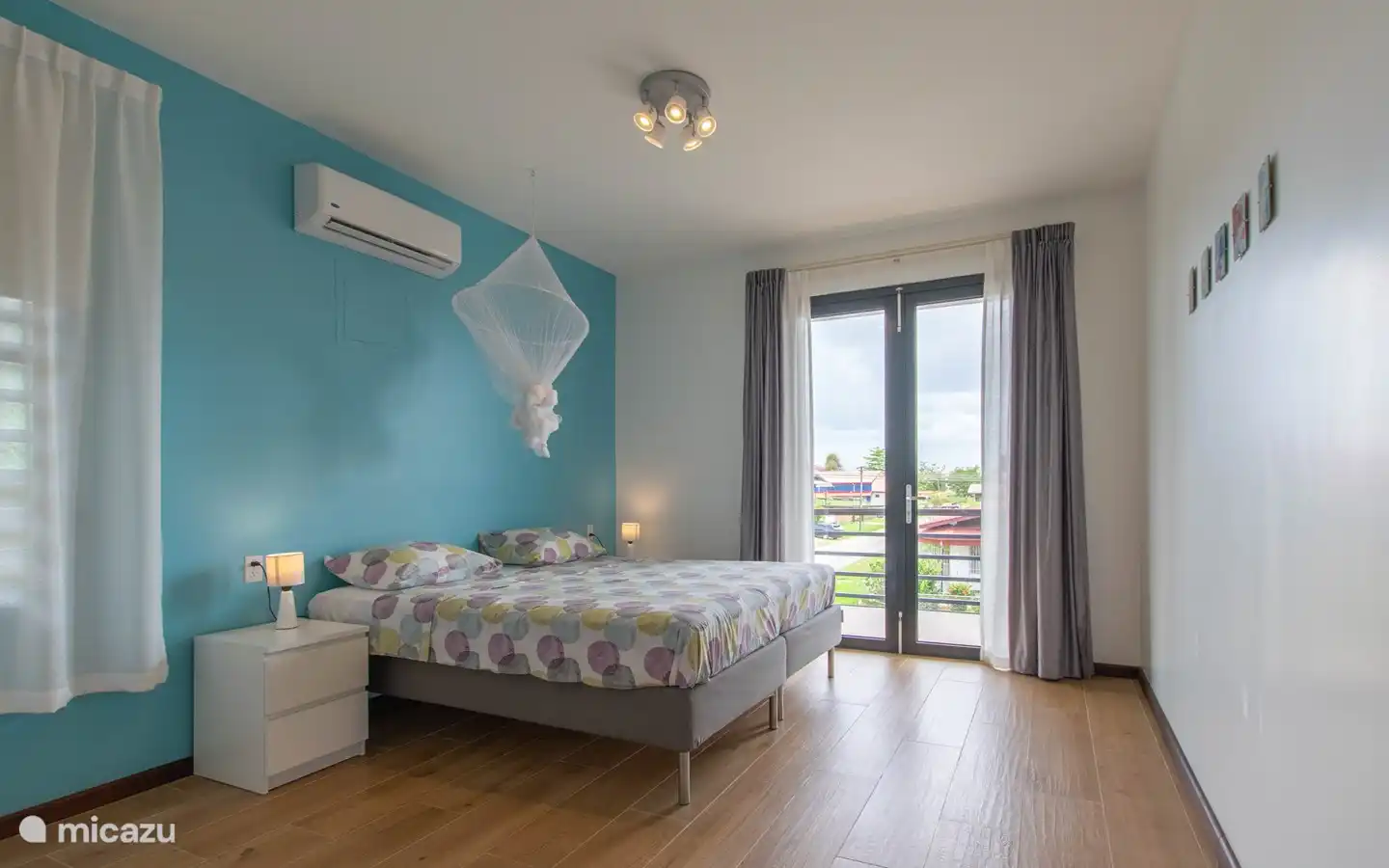 Schlafzimmer 3 mit Klimaanlage und Moskitonetz. und sofort Zugang zum vorderen Balkon mit Türen.