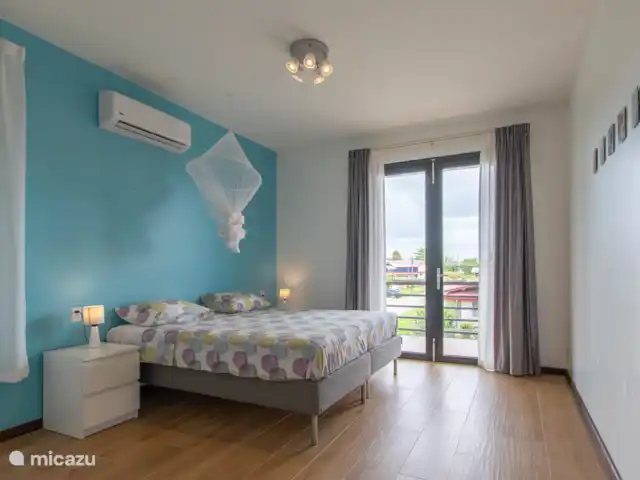 Location de Vacances Suriname, Paramaribo, Paramaribo, appartement - Icare VI chambre 3 avec climatisation et moustiquaire. et accès direct au balcon avant avec porte-patio.