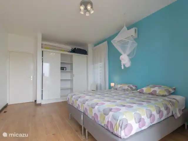 Location de Vacances Suriname, Paramaribo, Paramaribo, appartement - Icare VI Dans la chambre 3 également des armoires encastrées et un travail y a également été construit.