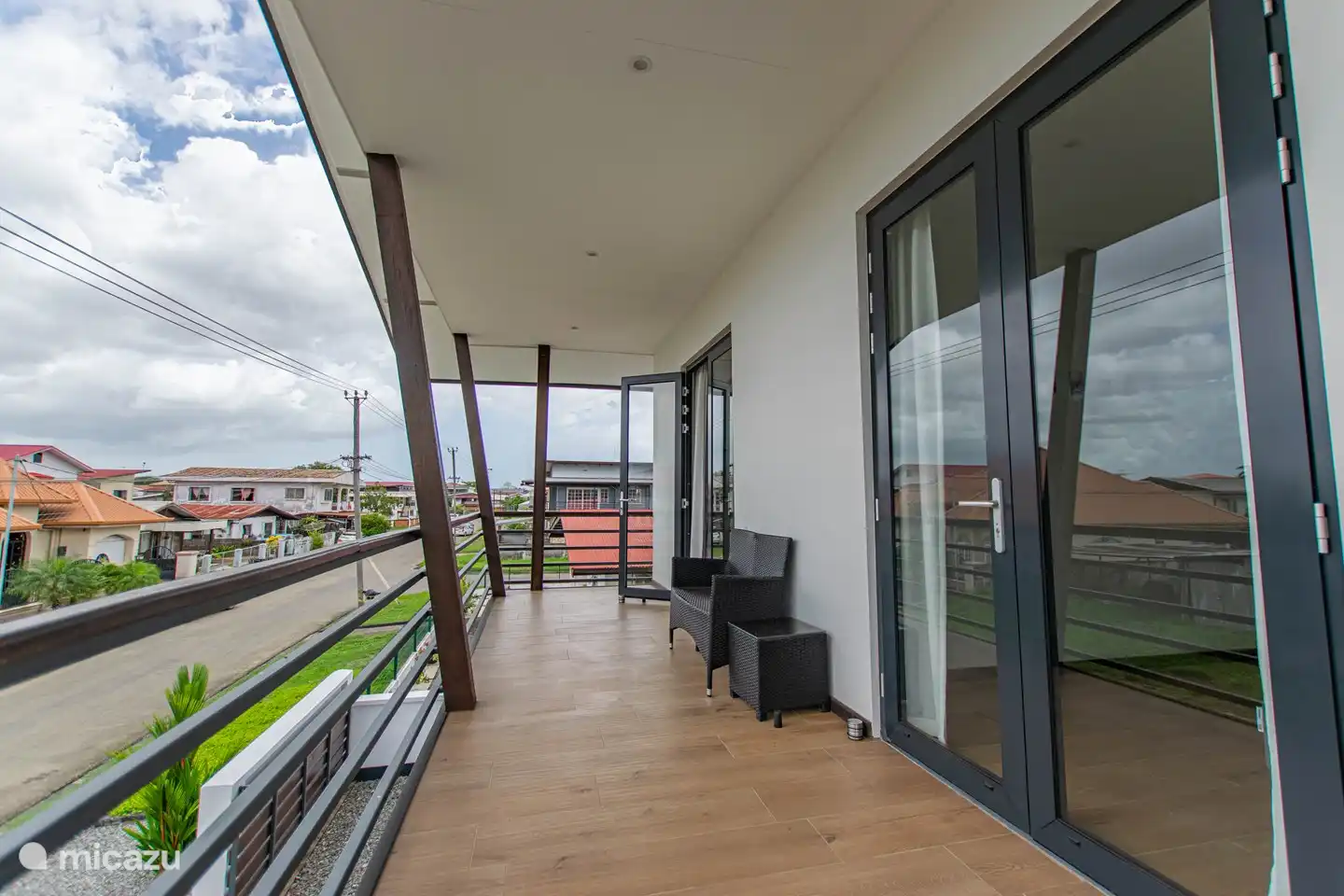 Der vordere Balkon mit Blick auf die ruhige Nachbarschaft
