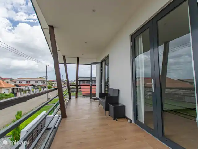 Location de Vacances Suriname, Paramaribo, Paramaribo, appartement - Icare VI Le balcon avant donnant sur le quartier calme