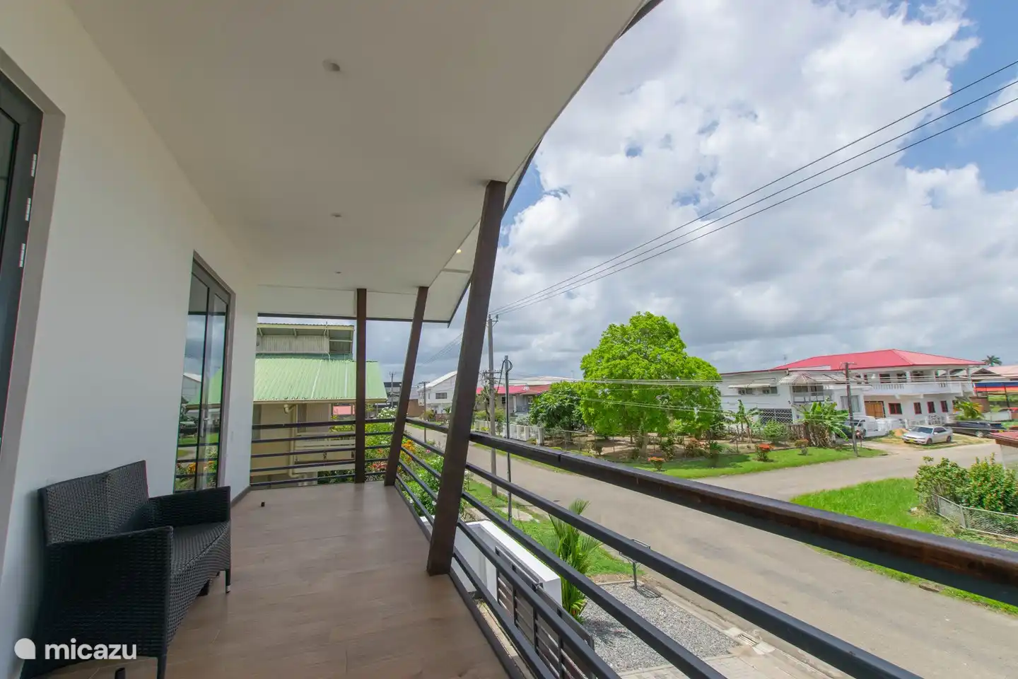 wieder der vordere balkon mit einer bank und größer mit dem lounge set des hinteren balkons.