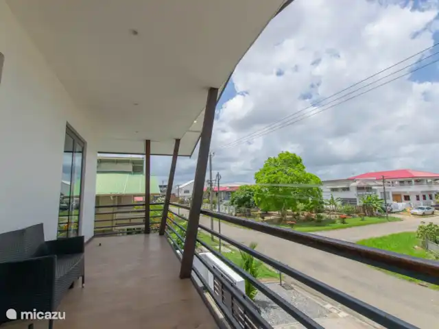 Location de Vacances Suriname, Paramaribo, Paramaribo, appartement - Icare VI à nouveau le balcon avant avec une banquette et pour l'agrandir avec l'ensemble salon du balcon arrière.