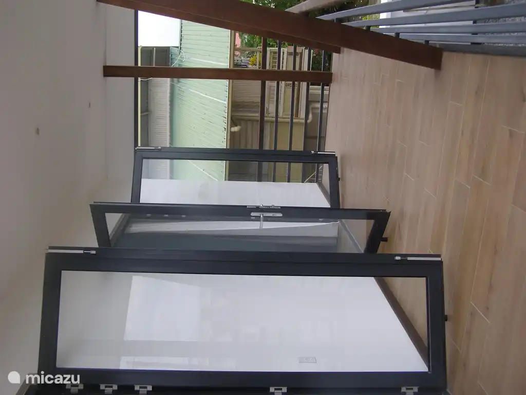 Balkonfront mit offenen Türen von Küche und Schlafzimmer 3.