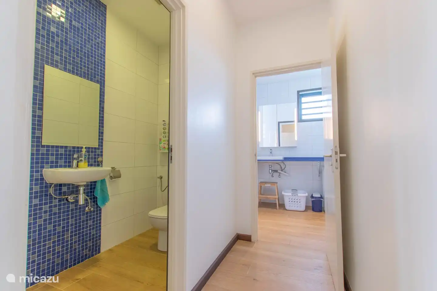 Halle zum Badezimmer und aperte Toilette