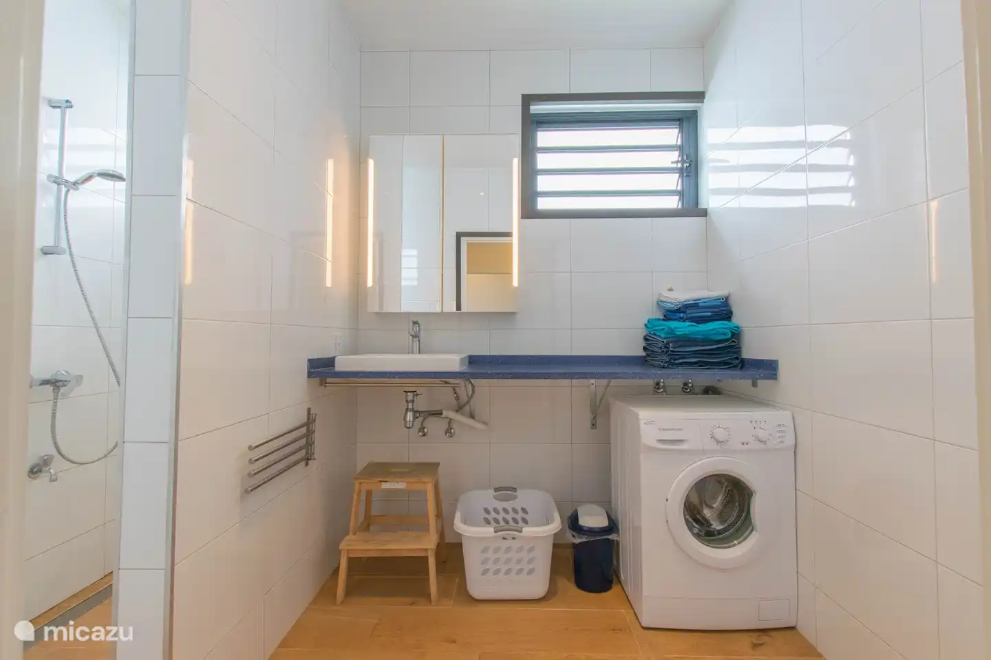 Badezimmer mit begehbarer Dusche links.