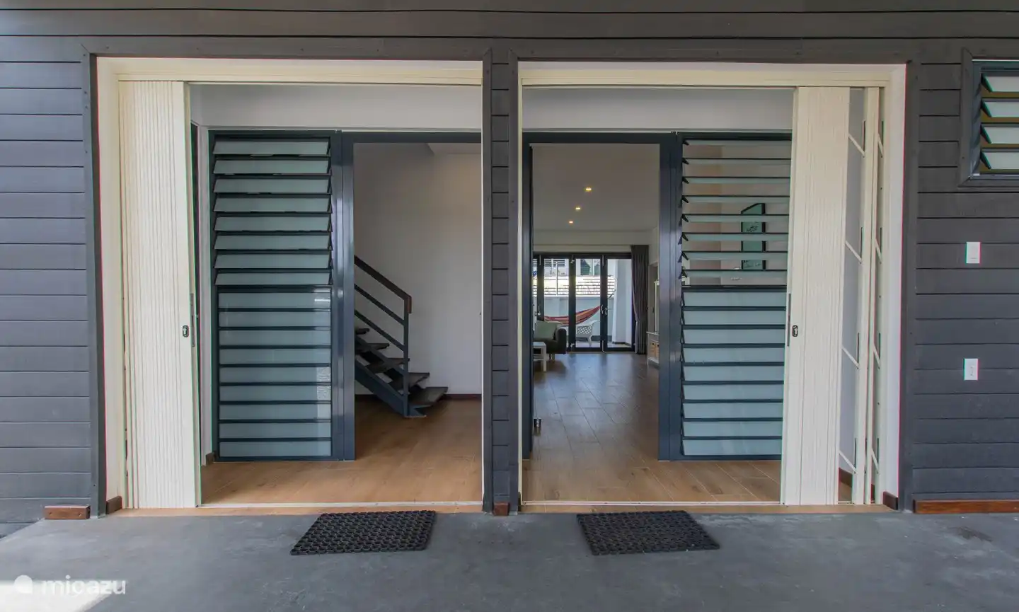 Beide Eingänge, mit Sicherheit mit eisernen Rolltoren und dann einer geschlossenen Tür.