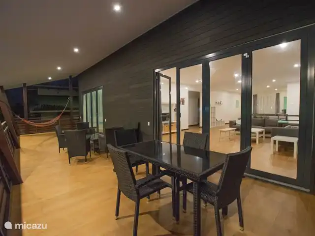 Location de Vacances Suriname, Paramaribo, Paramaribo, appartement - Icare VI Le grand balcon arrière merveilleusement couvert.