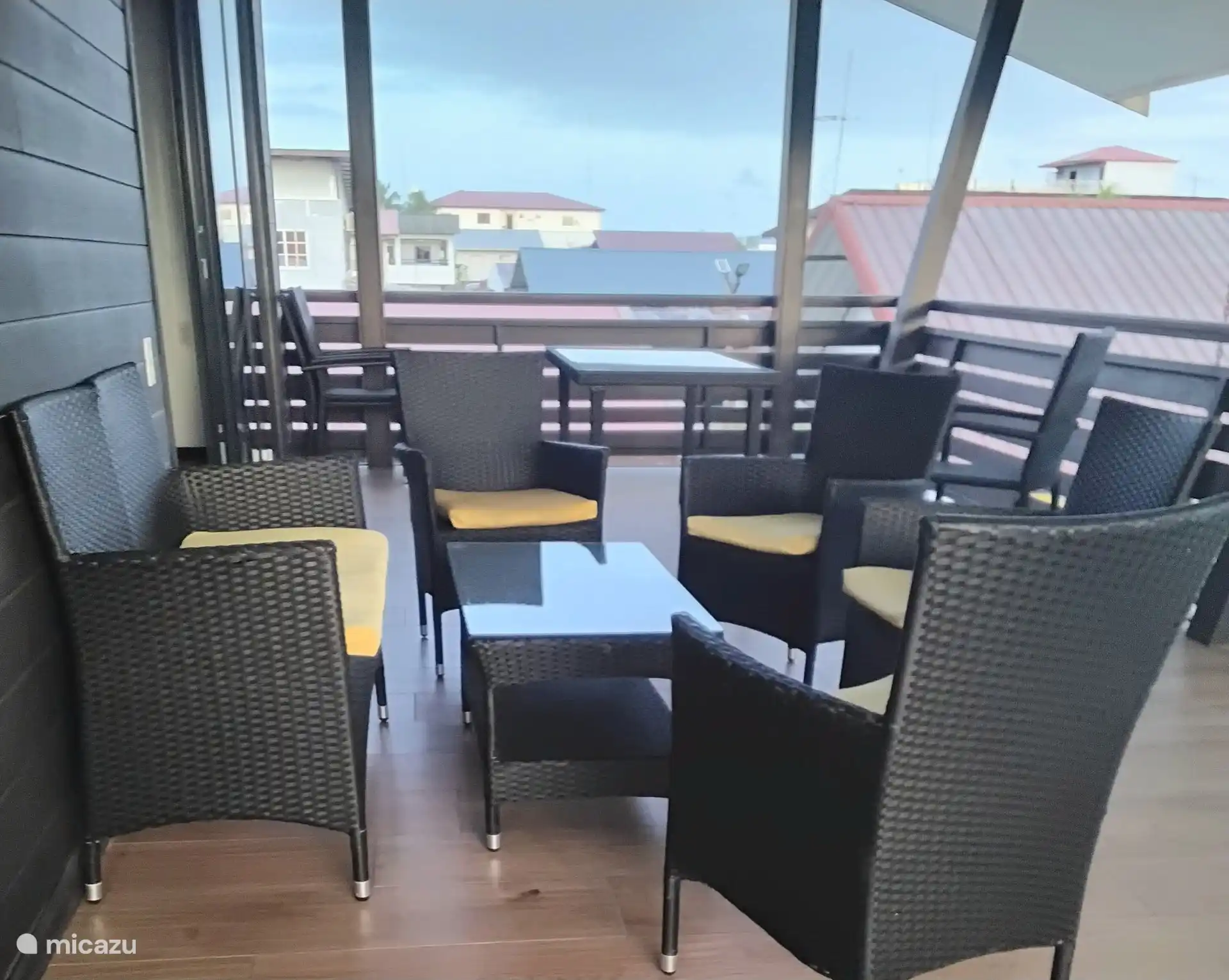 Schönes Lounge-Set, das mit der Bank auf dem vorderen Balkon erweitert werden kann.