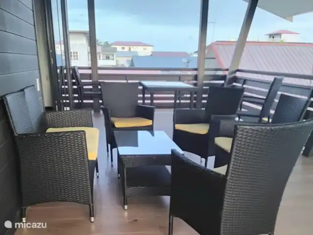 Location de Vacances Suriname, Paramaribo, Paramaribo, appartement - Icare VI Bel ensemble de salon pouvant être agrandi avec la banquette sur le balcon avant.